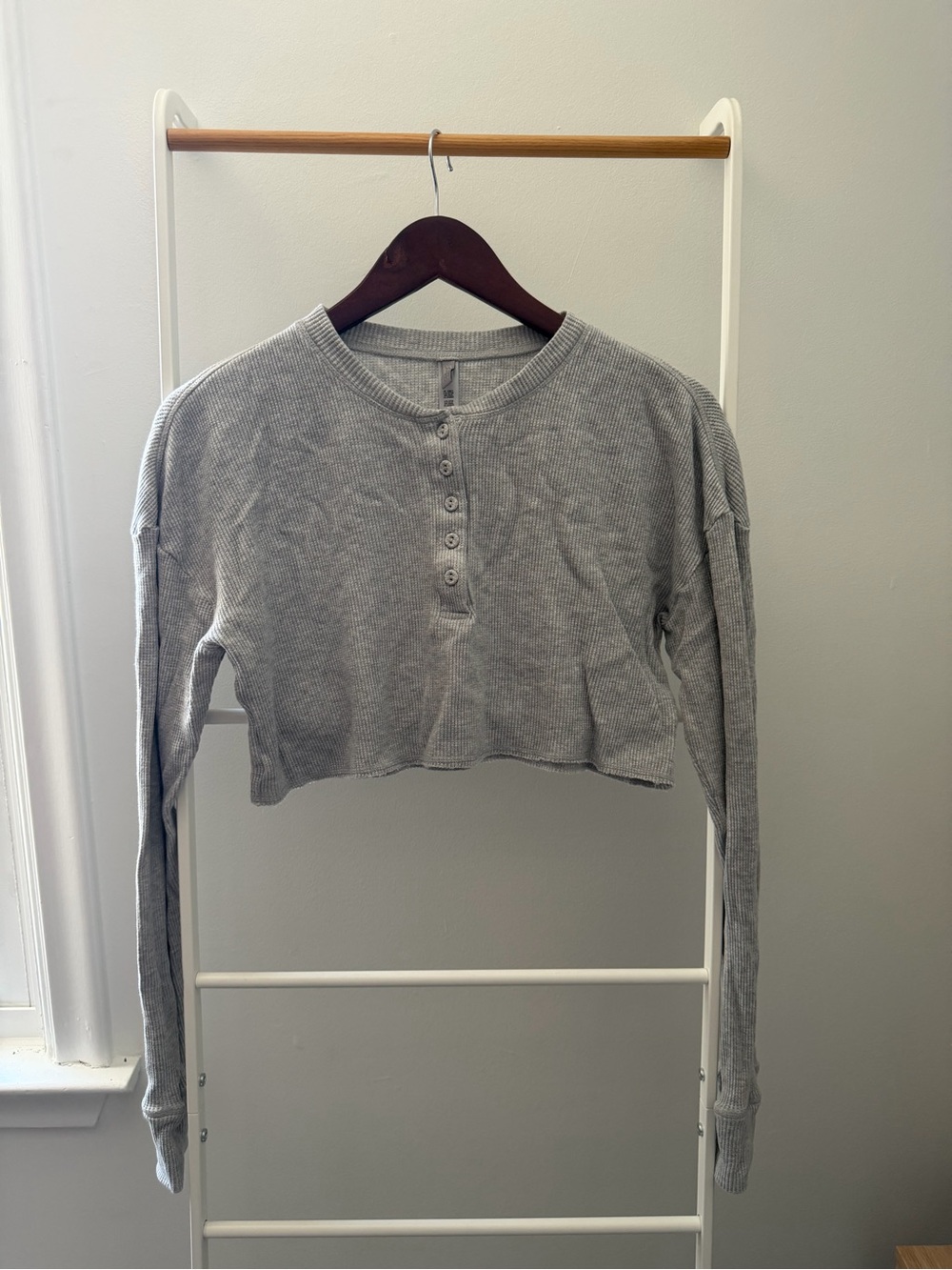 SKIMS Cropped Waffle Henley Top - Light Gray